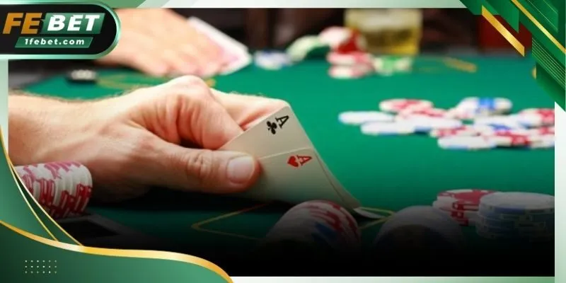 Bàn chơi luật poker với bố cục rõ ràng và dễ theo dõi